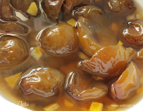 На третьем этапе варки добавьте к варенью кусочки лимона. Обязательно хорошо его вымойте и ошпарьте кипятком. На один килограмм груш достаточно трети лимона. Если кому-то не нравится присутствие кусочков лимона в варенье, можно нарезать его кружочками, а затем удалить перед раскладыванием по баночкам.