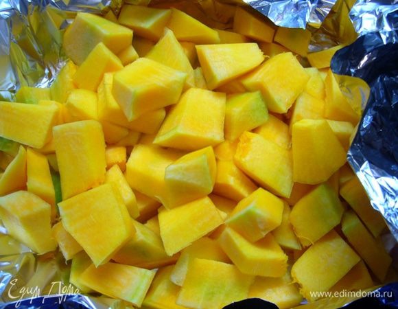 В ингредиентах дан вес подготовленной тыквы. Режем ее на кубики, заворачиваем в фольгу, запекаем в духовке при 180С. Аккуратно сливаем воду, просто приоткрыв и наклонив фольгу с тыквой.