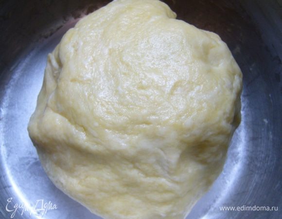 Тесто.
В миску налить горячую воду, добавить соль, масло комнатной температуры, просеять муку.
Накрываем крышкой миску, трясем.
Затем тесто слегка обминаем, заворачиваем в пищевую пленку и убираем на холод на 30 мин.
Тесто – замечательное, даром, что «ленивое»! Мягкое, податливое, не липнет к рукам!
