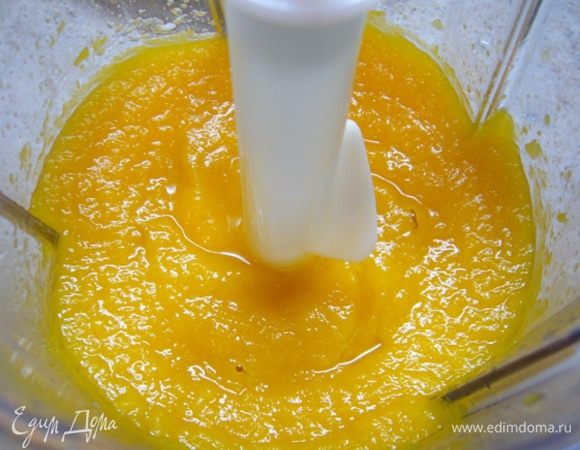 Запеченную тыкву пробить в блендере с добавлением лимонного сока.