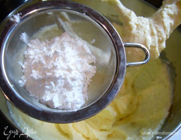 Яйца разделить на желтки и белки.
Творог взбить в миксере с сахаром, добавить желтки и просеянный крахмал, соединить, перемешав.
Затем добавить тыквенное пюре и снова перемешать.
