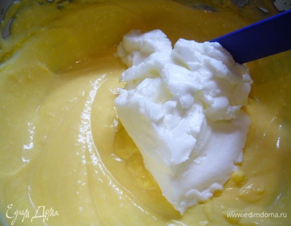 Белки взбить с добавлением соли.
Аккуратно лопаточкой ввести в творожно-тыквенную массу.
