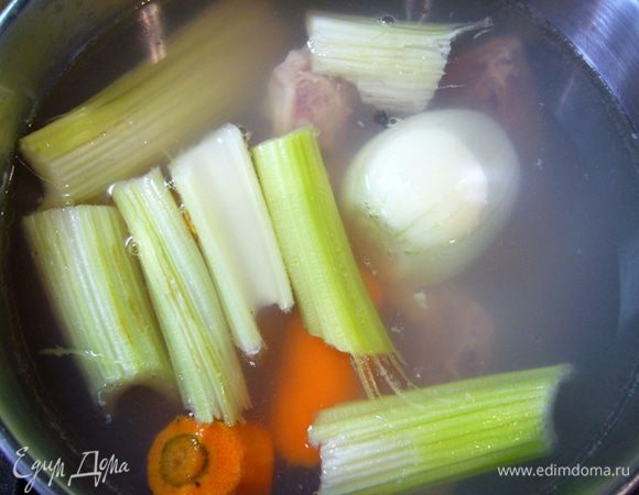 Сварить куриный бульон, добавив в воду 2 палочки сельдерея, лук (воткнуть в него гвоздику), морковь, ну и конечно, части курицы для бульона. Я всегда покупаю грудку, делаю филе, а косточки "складирую" в холодильнике и варю потом на них легкий бульон. 
Готовый бульон процедить. 
Отмерить нужное количество для блюда, оставшийся можно заморозить. 
Рис замочить в холодной воде на 15 мин.
