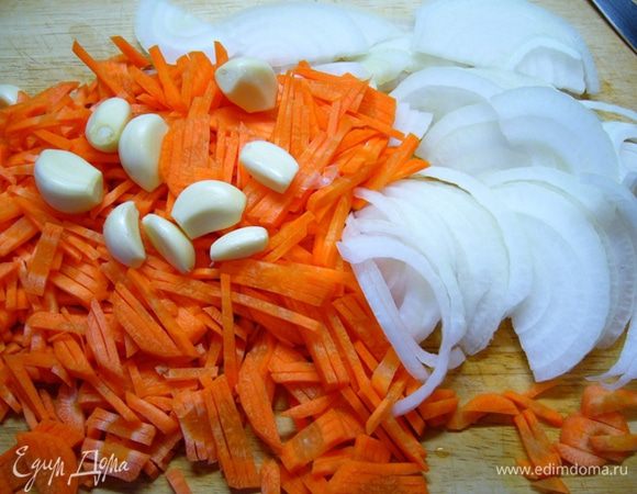 За это время лук почистить и нарезать полукольцами.
Морковь – брусочками.
Чеснок почистить.
