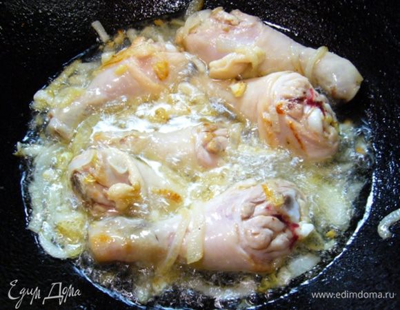 Затем в казан отправить куриные голени, обжарить.