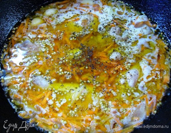 С риса слить воду.
Когда содержимое казана закипит, убавить огонь до минимума. 
