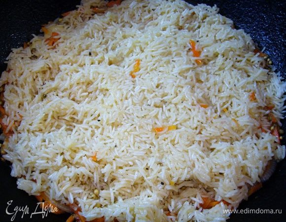 Затем аккуратно перемешать только рис, вновь накрыть крышкой и томить еще 10 мин.