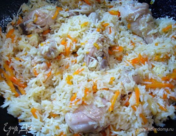 Готовый пилаф снять с огня, перемешать и дать постоять еще 8 мин.

