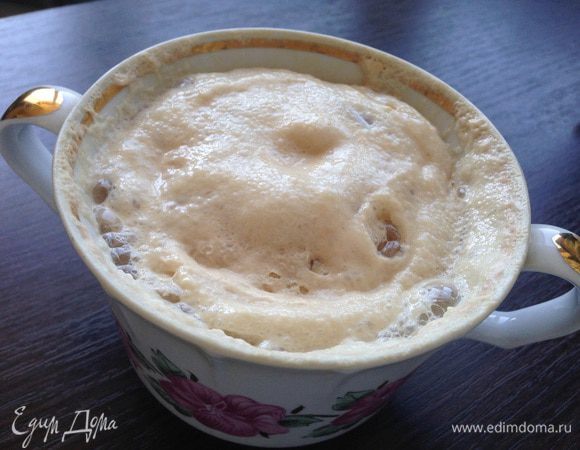 В теплую воду добавить сахар и сухие дрожжи. Хорошо размешать и отправить в теплое место на 7-10 минут.