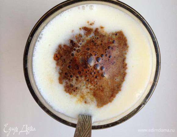 Масло, кефир и яйца предварительно достать из холодильника, чтобы они были комнатной температуры.
Разогреть духовку до 180 градусов.
Растворить кофе в горячей воде, дать немного остыть. Взбить кефир с яйцами, соединить с кофе.
Отдельно просеять муку, разрыхлитель и соль.
