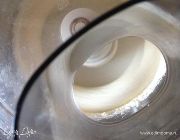 Сливочное масло взбить с сахаром до пышной массы, добавить ванильный экстракт.
Не прекращая взбивать, в маcляную массу добавить тонкой струйкой (или небольшими порциями) теплую кефирно-кофейную смесь.
