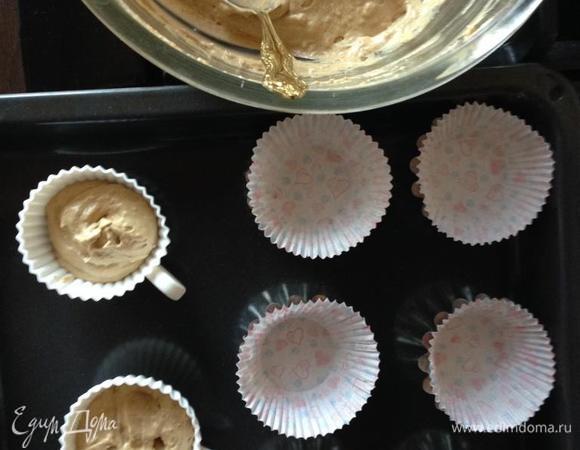 Заполнить тестом формочки на 2/3 и отправить выпекаться на минут 15 (я пекла 20, ориентируйтесь по вашей духовке, спичка должна выходить сухой).
У меня получилось 12 штук. Пекла и в силиконовых, и в бумажных формах.




