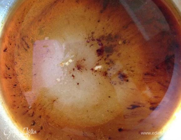 Готовые кексы оставить остывать.
А пока приготовить сироп: соединить все ингредиенты, довести до кипения и варить минуты 2. 
