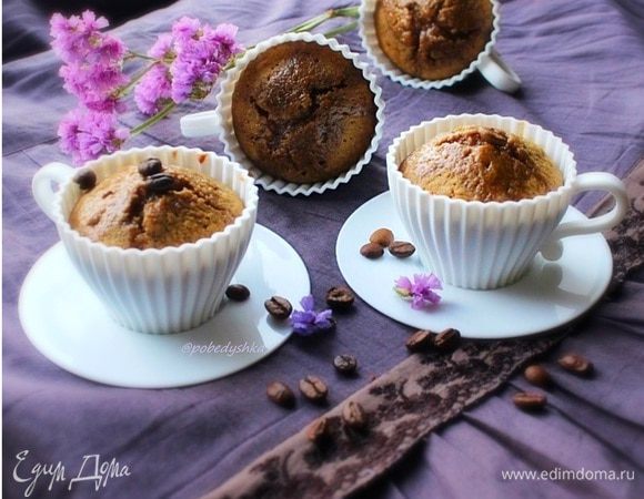 Немного охладить и пропитать готовые кексы.
