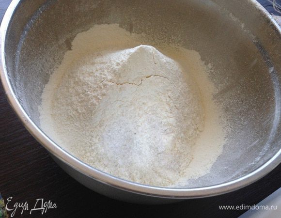 В миску просеять мука (400 г) и добавить соль.