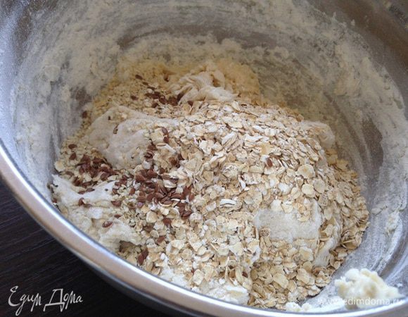 Влить в муку дрожжи, перемешать. Добавить злаки.