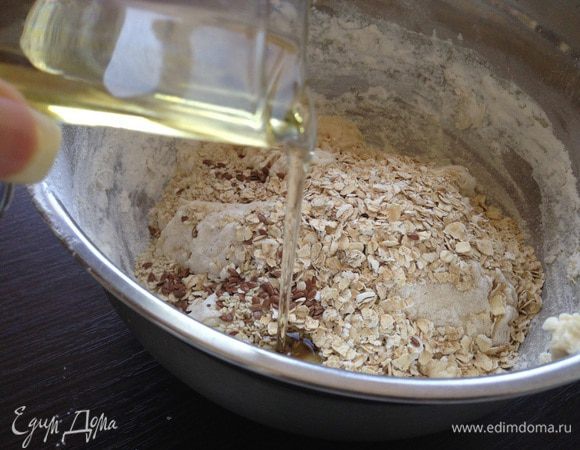 Влить растительное масло.