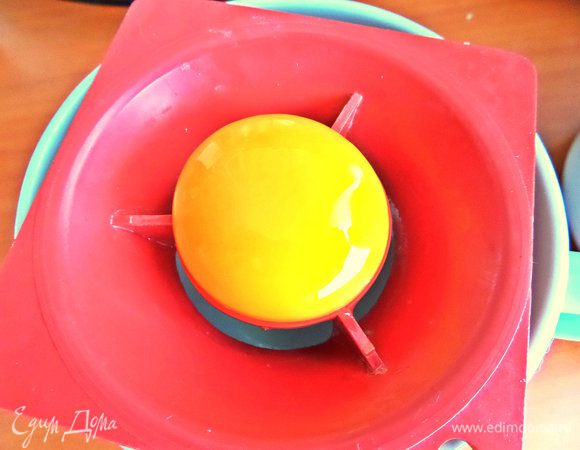 Отделяем желток от белка.