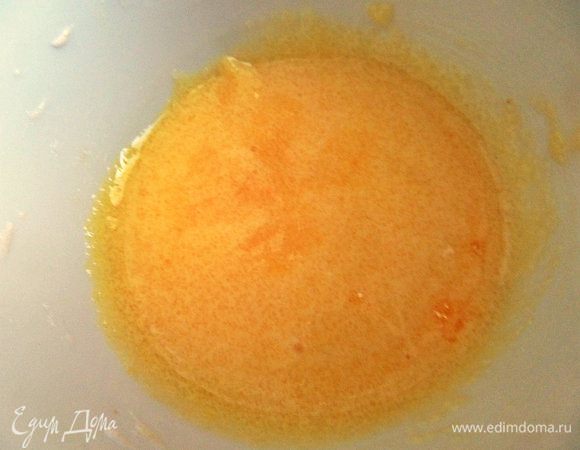 Желток слегка взбиваем с мелким сахаром или даже пудрой.