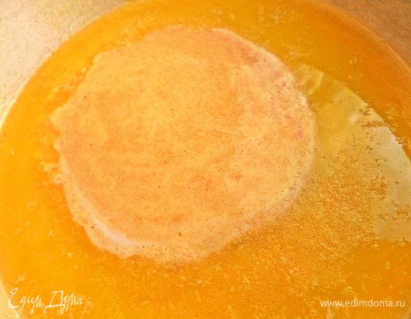 Масло растопить, остудить и влить сахарную массу.