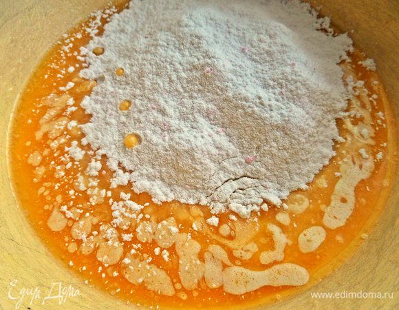 Перемешать и всыпать просеянную муку.