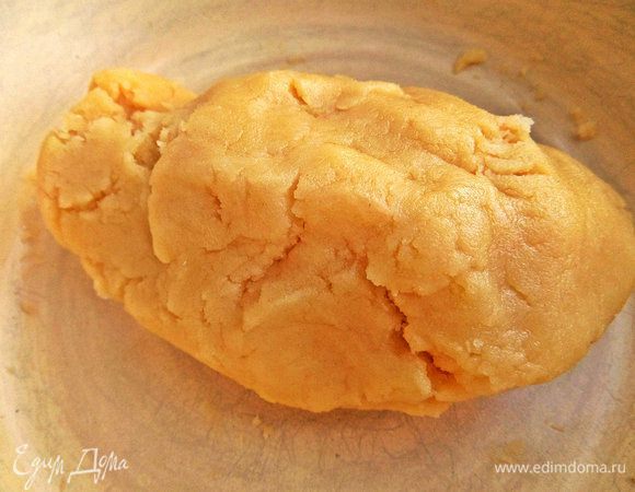 Замешать крутое песочное тесто.