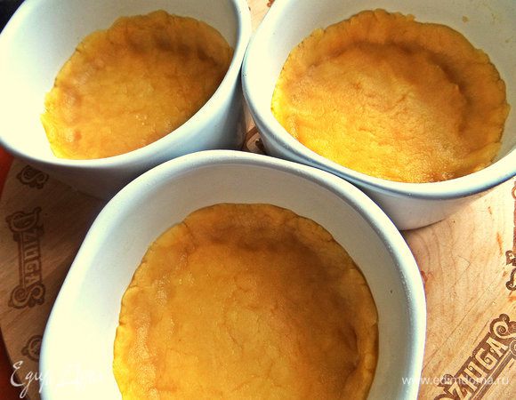 Разминаем по дну тесто с небольшими бортиками. Ставим в холодильник.