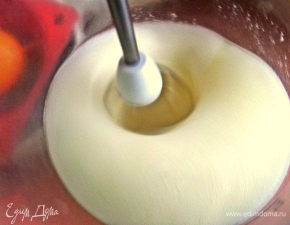 Оставшийся белок и ещё 2 взбиваем с сахаром в пену.