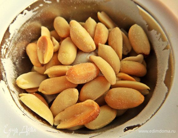 Обжаренный арахис перемалываем на кофемолке в муку.