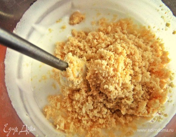 Высыпаем ореховую муку в белки.