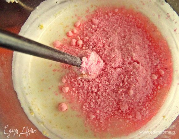 Добавим или крахмал, или муку, или, как я, клюквенный сухой кисель для аромата.