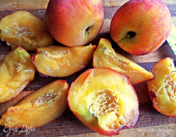 Персики или нектарины отделяем от косточки и делим на удобные кусочки.