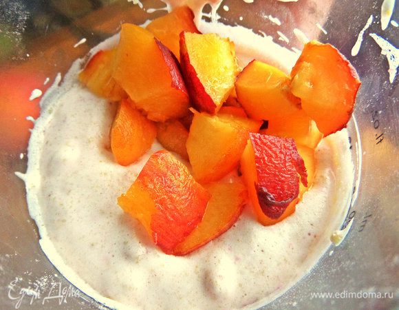 Пересыпаем кусочки в заливку.