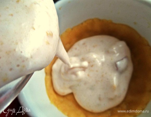 Достаём формочки и распределяем поровну заливку.