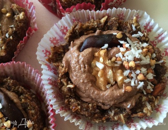 Половинка финика, кокосовая стружка, кедровые, ягоды, мята - я не указывала в ингредиентах, так как это только украшение. Да, и если что, какао всегда можно частично или полностью заменить порошком кэроба (плода рожкового дерева). Кстати, кэроб сладкий, и фиников берите в этом случае меньше. 