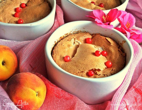 Когда остынет, украшаем верх брусничкой для контраста.