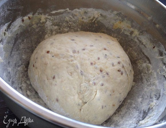 Подсыпая муку, замесить мягкое, эластичное тесто. Накрыть пищевой пленкой и оставить в теплом месте на 1 час.