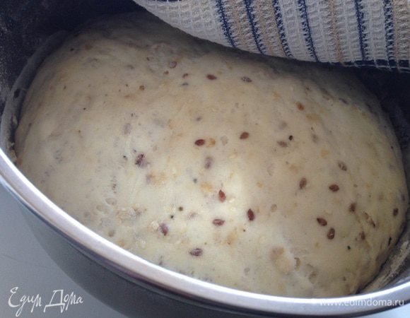 Поднявшееся тесто немного обмять ...