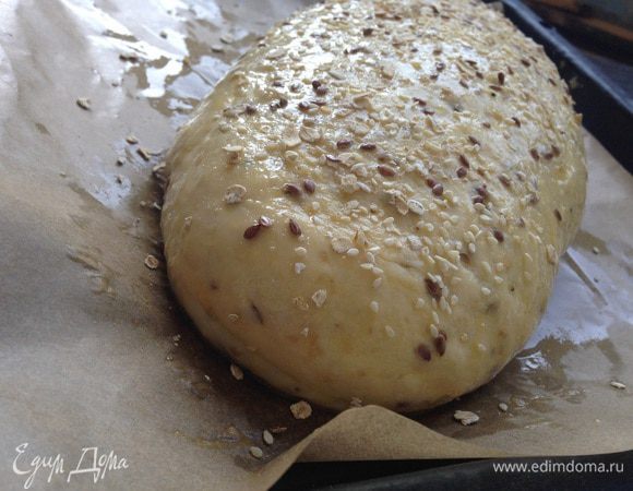 Сформировать батон и присыпать злаками.
Если есть форма (моя уже ушла на списание), то лучше выпекать в форме! 
Для этого: форму смазать оливковым маслом, переложить в нее тесто и посыпать злаками.
Оставить минут на 20-30.
Затем поставить в духовку разогретую до 180 градусов на 35-45 минут.