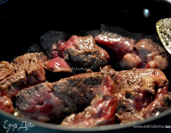 Ребрышки обжарить со всех сторон. Посолить и поперчить. Снять со сковороды на тарелку.