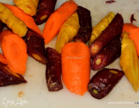 Морковь три вида очистить и порезать.