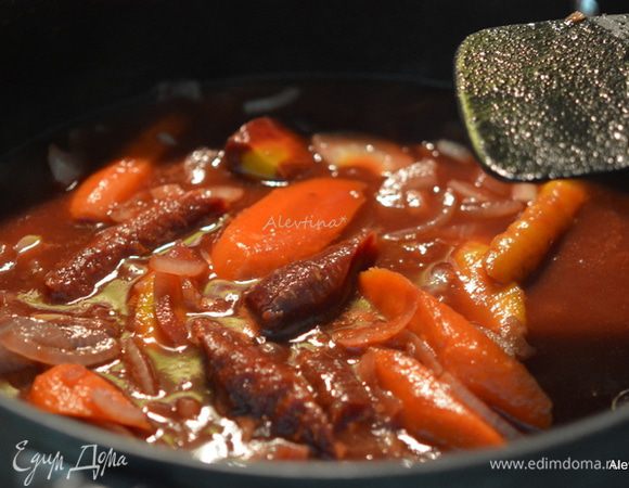 На сковороде разогреть масло, выложить морковь, лук тонко порезанный и чеснок порубленный, обжаривать, помешивая, на высоком огне. Добавить затем томатный соус, вино, вернуть ребрышки, огонь убавить и тушить, помешивая, 5 мин.
