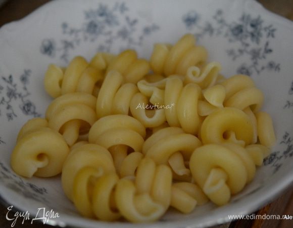 Отварить пасту или сделать картофельное пюре, рис по желанию. Разложить по тарелкам.