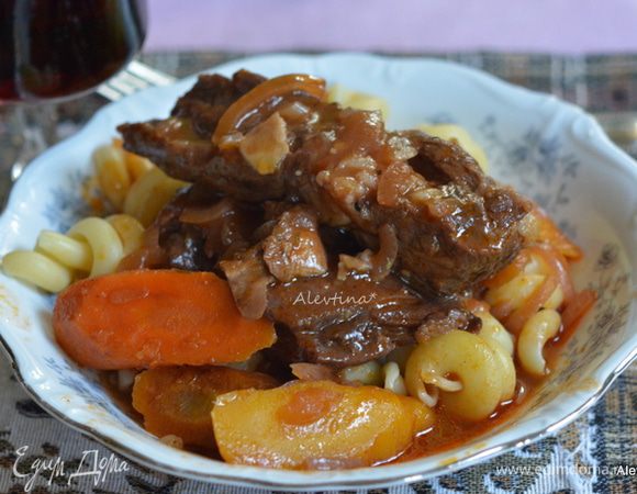 Выложить говяжьи ребрышки, морковь и полить мясным овощным соком.  Подаем к столу тут же.