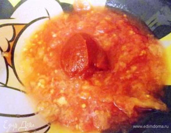 Помидоры потрем на крупной терке, нам нужна мякоть. Добавим пасту к овощам на сковороду (в оригинале  предлагалось взять помидоры в собственном соку). Солим, перчим, добавляем розмарин, закрываем крышкой и тушим 10 минут. Нужно, чтобы овощи потушились, но не развалились. Если у вас жаропрочная сковорода,дальше делаем в ней, если нет перекладываем овощи в форму для запекания.