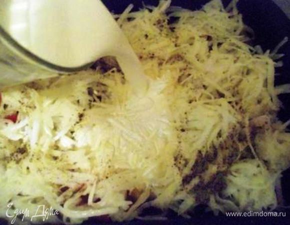 Натираем на крупной терке картофель, выкладываем сверху овощи. Солим, перчим, заливаем сливками и ставим в духовку, разогретую до 160 °С. Запекаем 20 минут.