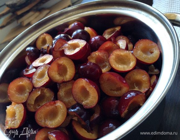 Сливы вымыть и очистить от косточек. Налить 0.5 стакана воды, чтобы слива не пригорала, готовить под крышкой до мягкости сливы 7-10 минут.