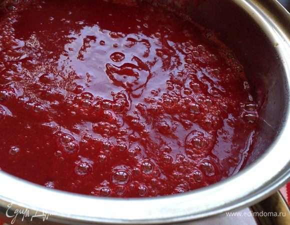 Сливы пробить блендером до однородной массы. Поставить на плиту и готовить 30 минут на медленном огне, постоянно помешивая, чтобы соус не пригорел.