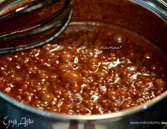 Растопить шоколадные капли и 1 1/4 стакана со сливочным маслом.