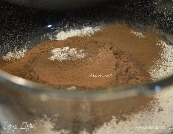 Смешать просеянную муку с какао и солью.